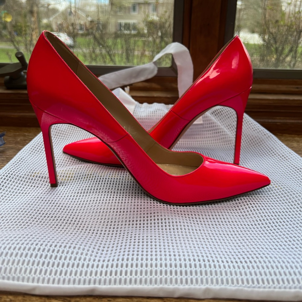 Manolo blatnik hot pink patent leather 4-in heels